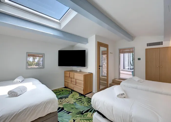Upstays Sea View Pool 250M Villa Villa